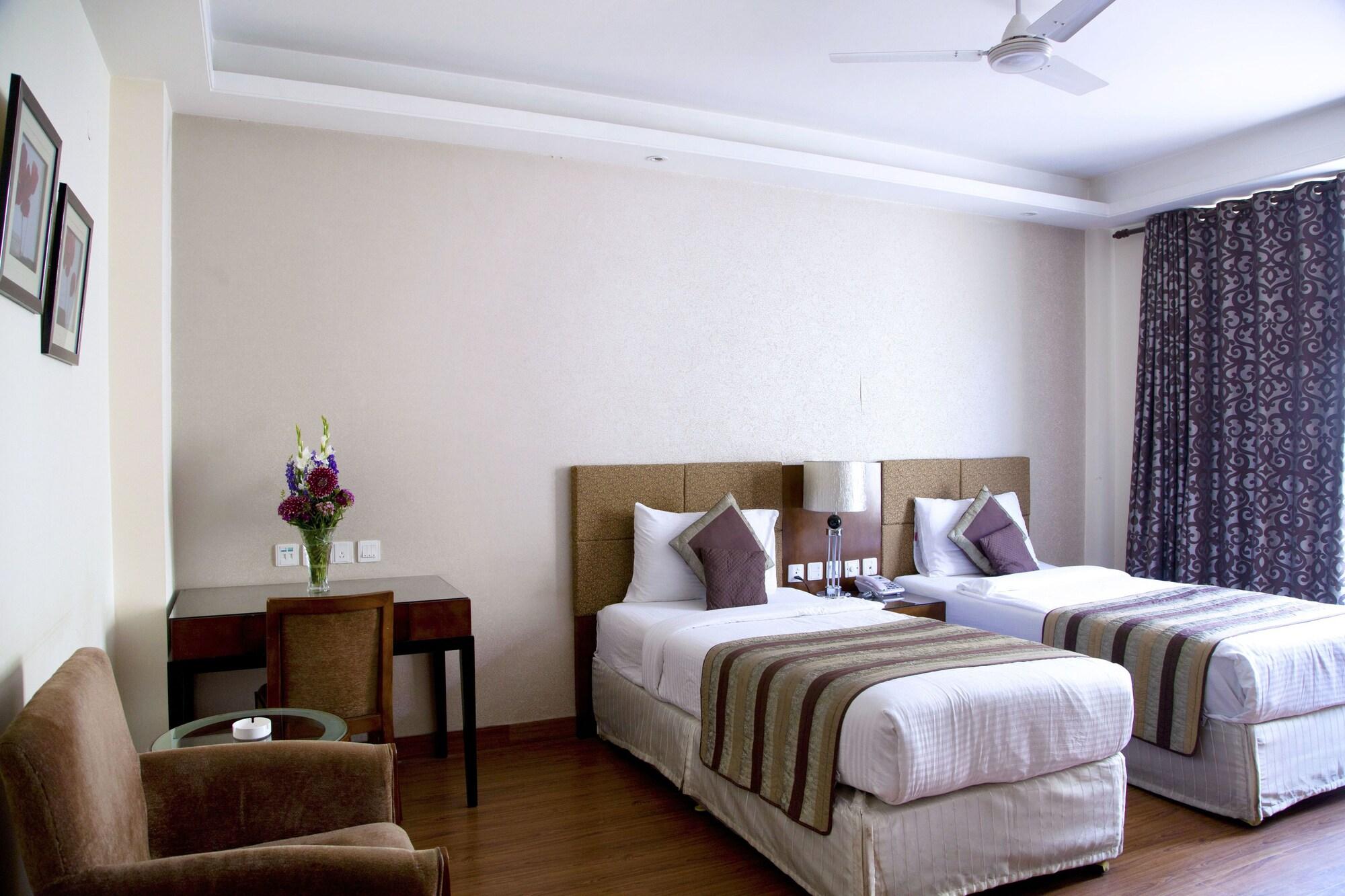 Alpina Hotels & Suites New Delhi Exterior photo