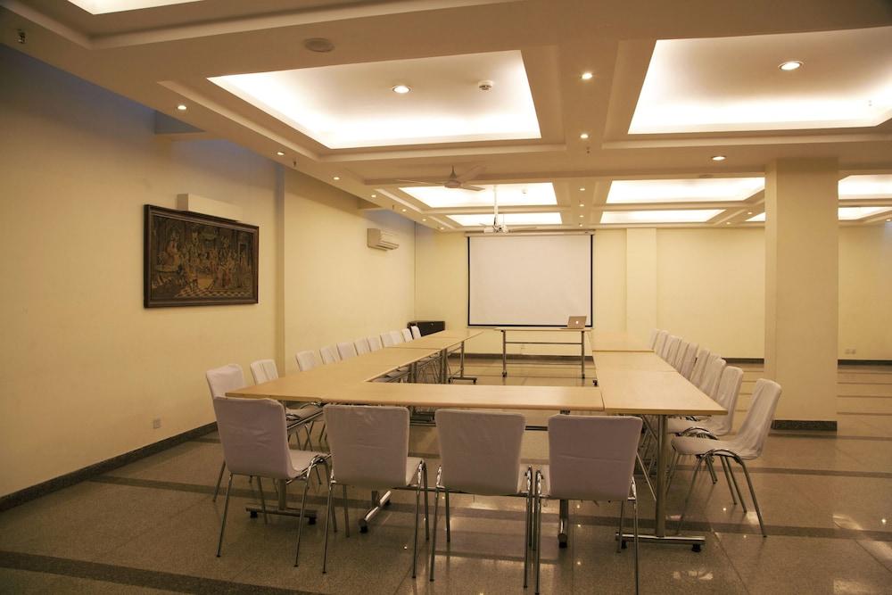 Alpina Hotels & Suites New Delhi Exterior photo