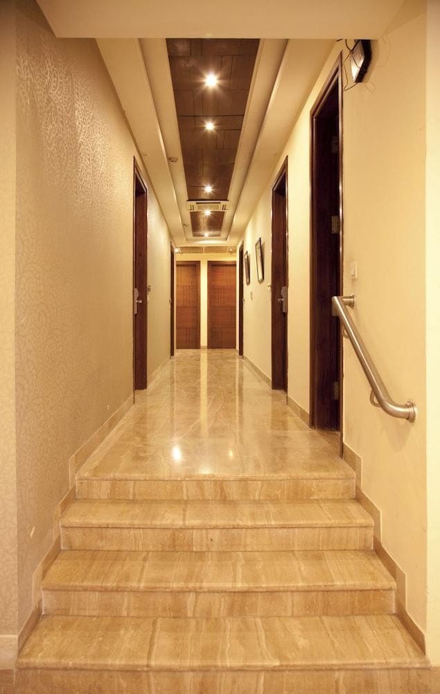 Alpina Hotels & Suites New Delhi Exterior photo