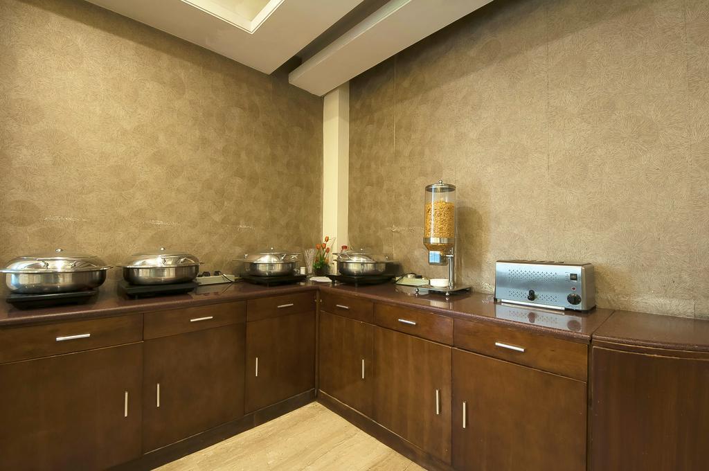 Alpina Hotels & Suites New Delhi Exterior photo