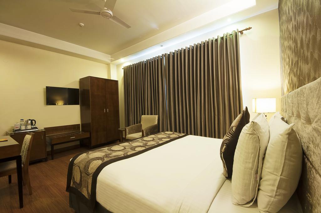 Alpina Hotels & Suites New Delhi Exterior photo