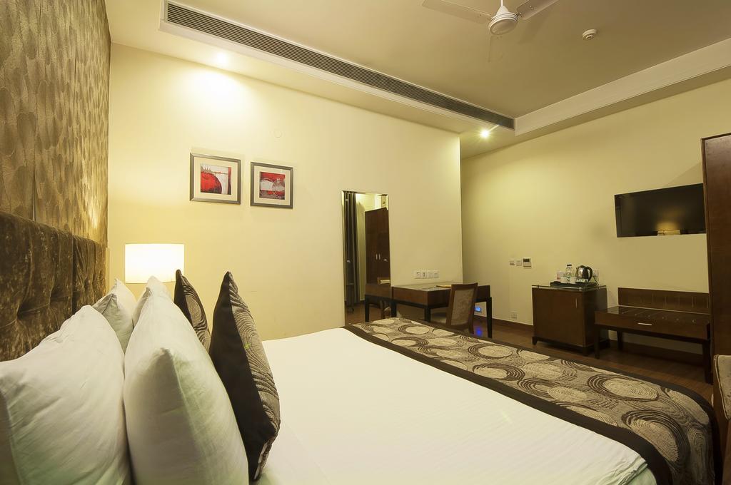 Alpina Hotels & Suites New Delhi Exterior photo