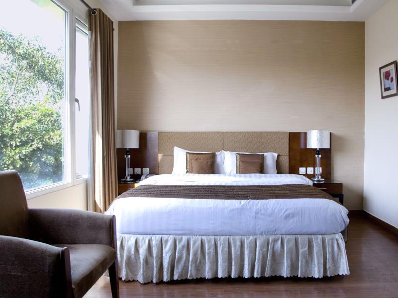 Alpina Hotels & Suites New Delhi Exterior photo