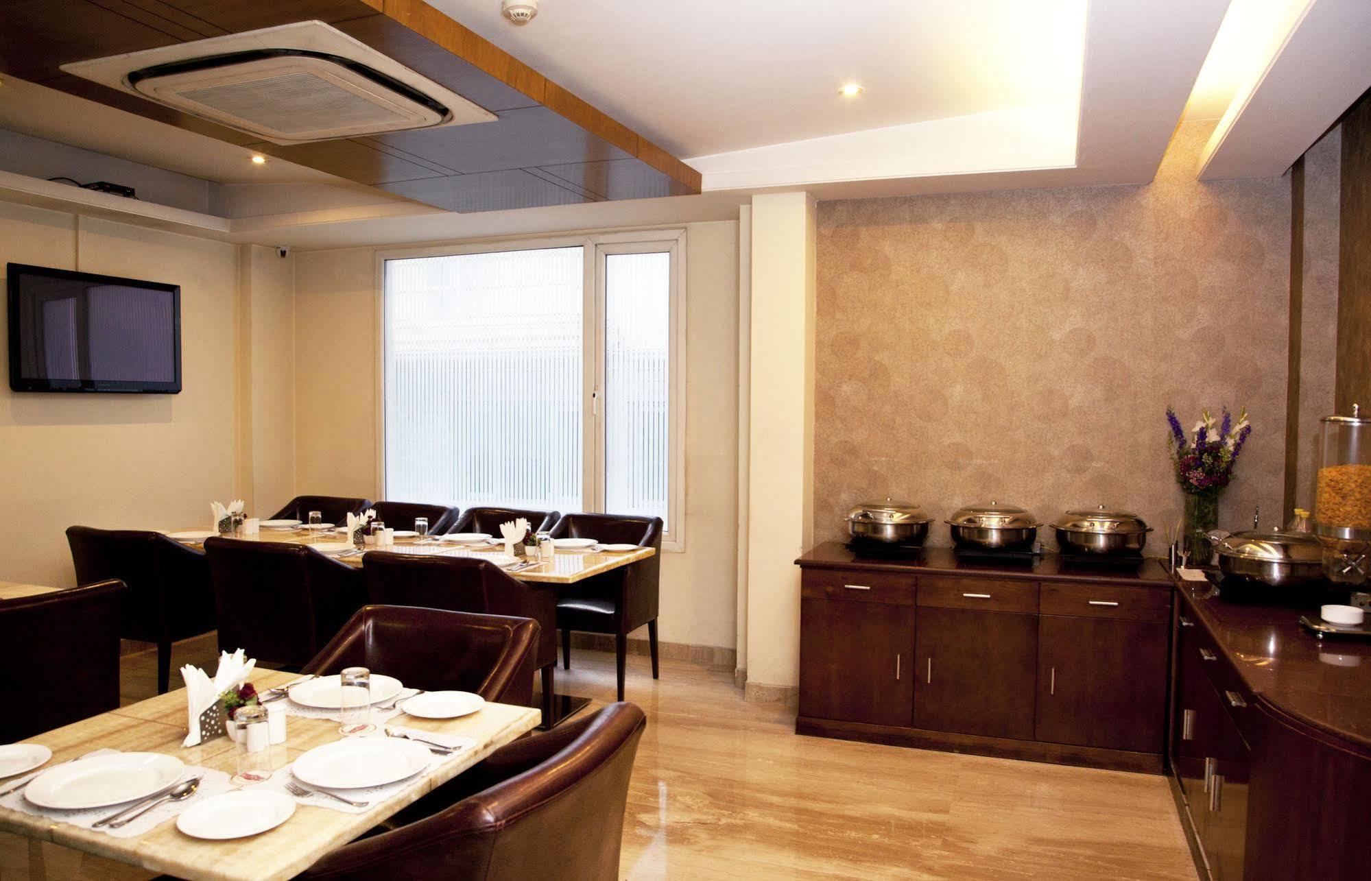 Alpina Hotels & Suites New Delhi Exterior photo
