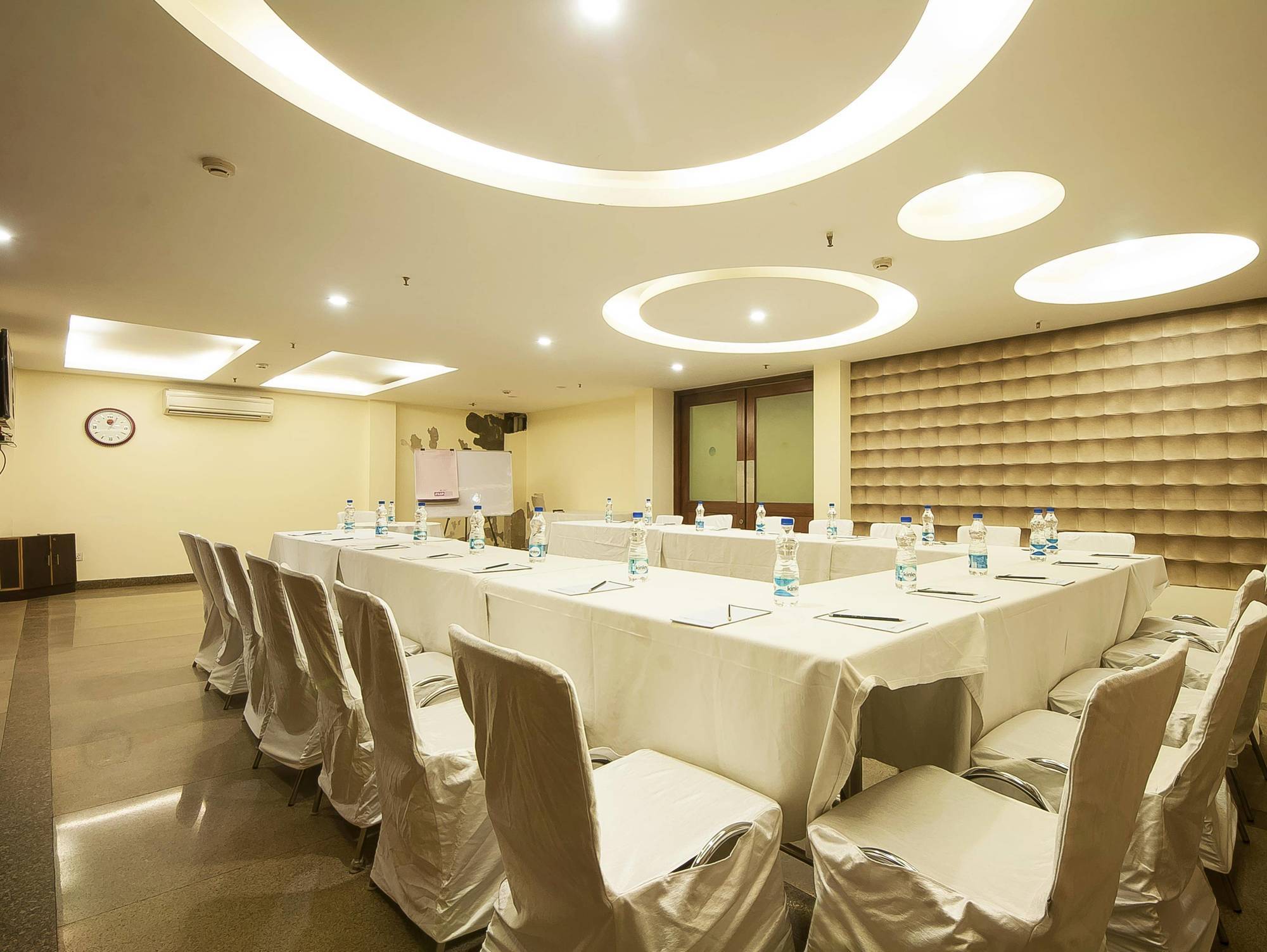 Alpina Hotels & Suites New Delhi Exterior photo