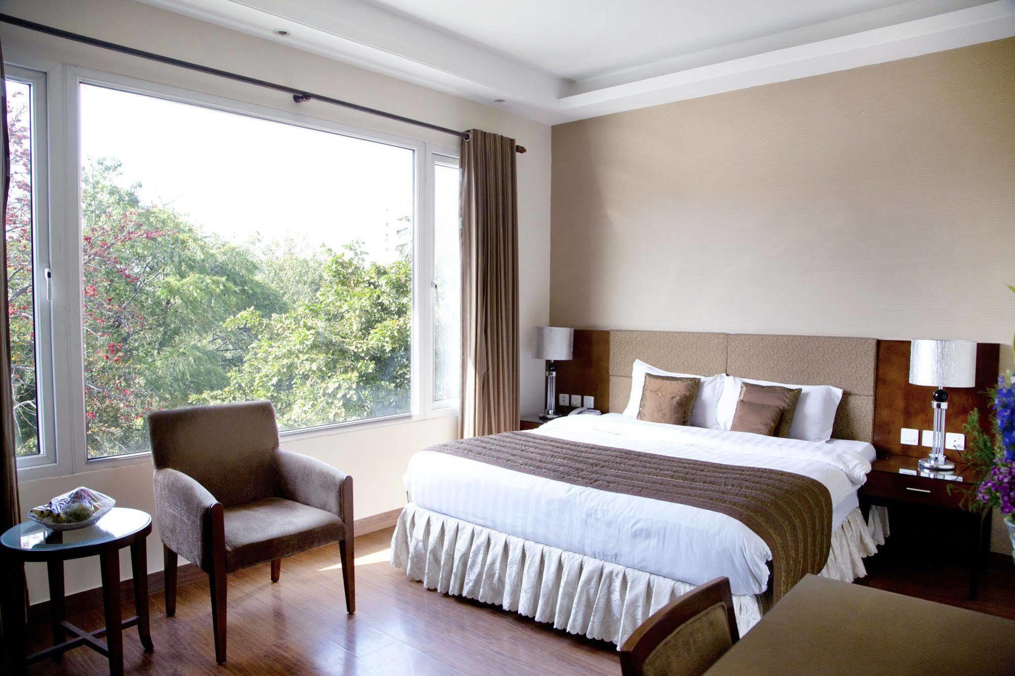 Alpina Hotels & Suites New Delhi Exterior photo